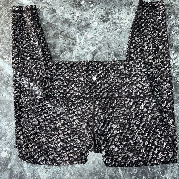Lululemon leggings | full length | size 10  | stitching in excellent condition!! - Picture 5 of 6